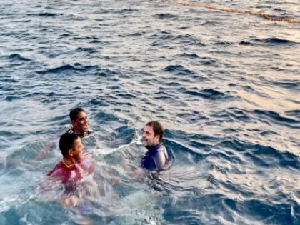 Rahul Gandhi in Kerala swam in sea with fishermen during his visit to kerala Kollam | राहुल गांधी ने जब मछुआरों के साथ समुद्र में लगाई डुबकी, इस अंदाज में तैरते आए नजर, देखिए वीडियो