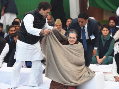 Rahul Gandhi cover Sonia Gandhi with shawls picture goes viral Raj Ghat protest caa | राजनीति से इतर राहुल गांधी का मां को शॉल ओढ़ाते तस्वीर ने इंटरनेट पर जीता सबका दिल, जिसने भी देखा देखते रह गए