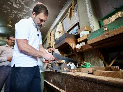 Congress MP Rahul Gandhi visits furniture market at Kirti Nagar and interacts with carpenters there | Congress MP Rahul Gandhi: कीर्तिनगर में लकड़ी कारीगरों से मिले राहुल गांधी, सोशल मीडिया मंचों पर साझा की तस्वीरें Congress MP Rahul Gandhi visits furniture market at Kirti Nagar and interacts with carpenters there | Congress MP Rahul Gandhi: कीर्तिनगर में लकड़ी कारीगरों से मिले राहुल गांधी, सोशल मीडिया मंचों पर साझा की तस्वीरें
