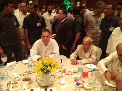 Congress President Rahul Gandhi hosts Iftar for Congress persons and opposition leaders | कांग्रेस अध्यक्ष राहुल गांधी की इफ्तार पार्टी में पहुंचे प्रणब मुखर्जी, दिखा विपक्षी एकता का जमावड़ा