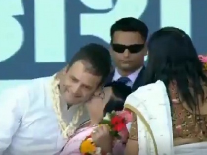 A woman kisses Congress President Rahul Gandhi during a rally in Gujarat, see video | Video:वैलेंटाइन्स डे पर महिलाओं ने किया राहुल का स्वागत, रैली के दौरान गालों पर kiss कर जताया 'प्यार'