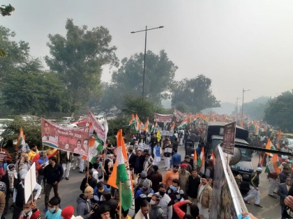 Rahul gandhi congress protest pm narendra modi kisan andolan farmers protest government | सड़क पर उतरे राहुल और प्रियंका गांधी, सरकार पर बोला हमला, कहा-कृषि कानूनों को वापस लिए जाने तक कांग्रेस पीछे नहीं हटेगी