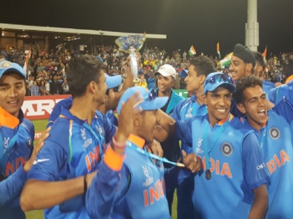 twitter reaction on rahul dravid and indian team on winning icc under 19 | U-19 वर्ल्ड कप: राहुल द्रविड़ ने पहली बार थामी वर्ल्ड कप ट्रॉफी, ट्विटर पर ऐसे मना जश्न