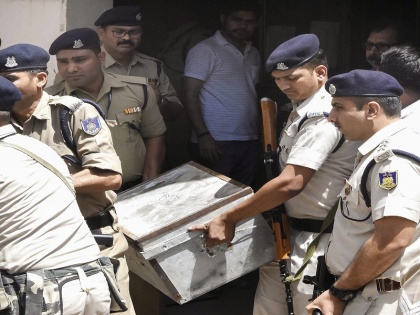 i-t Department raid in madhya pradesh updates: Ashwin's house took place 14 crores cash, animal skins in 55 hours | मध्यप्रदेश: 55 घंटे चली अश्विन के घर छापे की कार्रवाई, 14 करोड़ कैश, जानवरों की खाल और सींग भी हुए बरामद