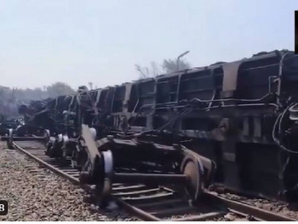 In Delhi 8 coaches of goods train derailed in Patel Nagar officials | दिल्ली के पटेल नगर में मालगाड़ी के 8 डब्बे पटरी से उतरे, मौके पर पहुंचे अधिकारी