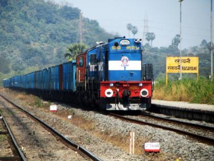 Corona virus India lockdown crisis Railways run 115 labor trains May 1 bringing one lakh migrants destination 27 UP | Migrant crisis: रेलवे ने एक मई से अबतक 115 श्रमिक ट्रेन चलाईं, एक लाख से ज्यादा प्रवासियों को मंजिल पर पहुंचाया, UP में 27