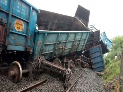 Major train accident on Delhi-Mumbai rail route, goods train derailed, affecting operation of many trains | दिल्ली-मुंबई रेल मार्ग पर बड़ा रेल हादसा, मालगाड़ी पटरी से उतरी, कई रेलगाड़ियों के संचालन पर असर