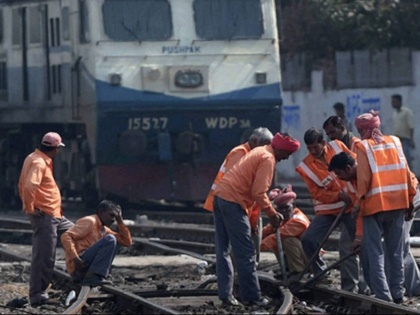 modi government 78 days bonus for railway employees on diwali less than minimum salary of one month | दिवाली पर निकला रेलवे कर्मचारियों का दीवाला, एक महीने के न्यूनतम वेतन से भी कम मिलेगा बोनस!