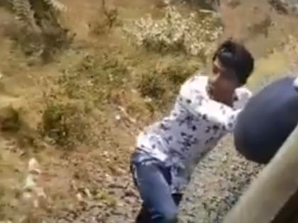 railway ministry piyush goyal tweet about accident stunt video | चलती ट्रेन से उतर रहा था युवक, बाल-बाल बची जान, रेल मंत्रालय का ट्वीट-हर बार किस्मत इनके साथ नहीं होगी