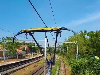 aaj ka taja samachar Tamilnadu Selfie climbing over goods train young man dies electric shock | तमिलनाडुः मालगाड़ी के ऊपर चढ़कर ले रहा था सेल्फी, 25000 वोल्ट बिजली की चपेट आया और फिर...