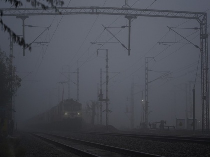 In Delhi Many trains arrived late due to dense fog | दिल्ली में कोहरे की छायी चादर, धुंध से इन ट्रेनों के समय पर पड़ा असर, जानिए यहां