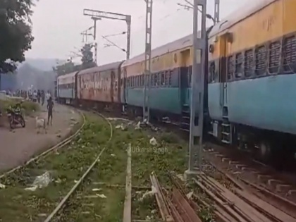 Railway coaches and goods train rakes running without engines in Sahibganj Jharkhand watch video | झारखंड के साहिबगंज में बिना इंजन चल रहे थे रेल डिब्बे और मालगाड़ी के रेक, टला बड़ा हादसा, देखें वीडियो