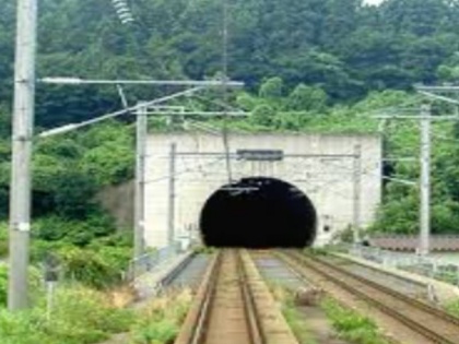 in Goa Due to heavy rains part of the tunnel wall collapsed change trains route | गोवा में भारी बारिशः सुरंग की दीवार का हिस्सा ढहा, ट्रेनों मार्ग में बदलाव, अलर्ट