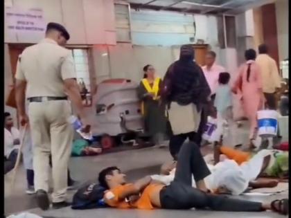 Video Policeman seen pouring water on passengers sleeping on platform pune Railways reply on video | Video: प्लैटफॉर्म पर सो रहे यात्रियों पर पानी डालते दिखा पुलिसकर्मी, वीडियो सामने आने पर रेलवे ने कही ये बात Video Policeman seen pouring water on passengers sleeping on platform pune Railways reply on video | Video: प्लैटफॉर्म पर सो रहे यात्रियों पर पानी डालते दिखा पुलिसकर्मी, वीडियो सामने आने पर रेलवे ने कही ये बात