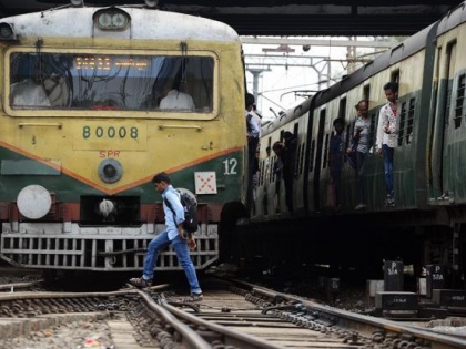No consent required from destination states to run Shramik Special trains: Railways | प्रवासी मजदूर संकट: राज्यों के बिना सहमति के भी रेलवे चलाएगा श्रमिक स्पेशल ट्रेन
