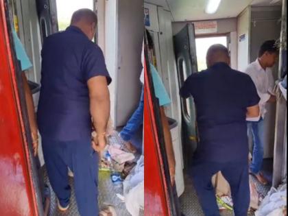 Indian Railways video viral Sweeper threw garbage on the track in a moving train Railways responded like this when the video went viral | चलती ट्रेन में सफाईकर्मी ने पटरी पर फेंका कचरा, वीडियो वायरल होने पर रेलवे ने कुछ यूं दिया जवाब