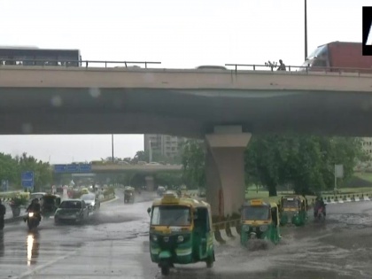 delhi Heavy rain man drowns while making video of submerged rail underpass and taking selfie | दिल्ली में भारी बारिश, जलमग्न रेल अंडरपास का वीडियो बनाने और सेल्फी लेते वक्त शख्स डूबा, मौत