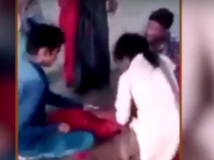 a women brutally beaten by her family due to land dispute in jhunjhunu's Rajasthan | पेड़ से बांधकर घरवाले करते रहे महिला की पिटाई, बेटा हाथ जोड़ कर करता रहा मां को छोड़ने की गुहार