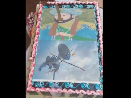 Maharashtra Raj Thackeray cakes Aurangzeb photo on his birthday knifed on his neck | महाराष्ट्र: राज ठाकरे ने अपने जन्मदिन पर औरंगजेब की फोटो वाला केक, गर्दन पर चलाया चाकू