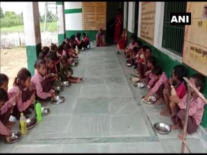 Rajasthan SSC children are being seated separately during mid-day meal food not being cooked from scheduled castes Sampla | राजस्थान: मिड डे मील के दौरान SSC बच्चों को बैठाया जा रहा अलग, अनुसूचित जाति से नहीं पकवाया जा रहा है खाना: विजय सांपला