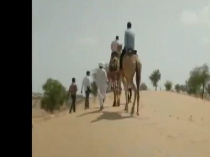 rajasthan with poor mobile connectivity teachers go to students homes on camels for classes watch the video | ऑनलाइन पढ़ाई की चुनौती! राजस्थान के बाड़मेर में छात्रों को पढ़ाने उनके घर पहुंच रहे शिक्षक, कई के पास नही है मोबाइल