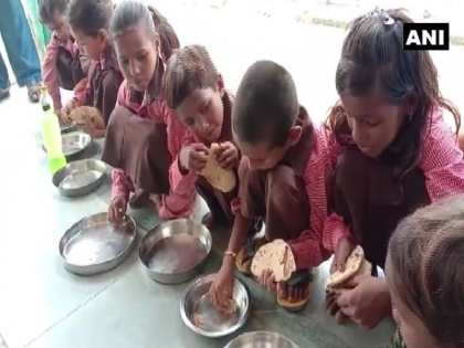 Rajasthan udaipur Uproar over serving mid-day meal by dalit girls told to stop eating threw the food police | राजस्थान: दलित लड़कियों द्वारा मिड डे मील परोसने पर हुआ हंगामा, बच्चों को खाने से रोक कर फेंकवाया गया खाना