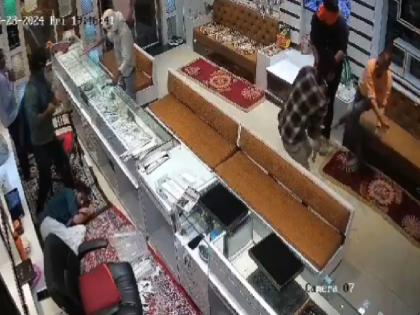 Bhiwadi 5 robbers entered the jewellery shop to steal shot the owner Looted the shop brandishing weapons in Rajasthan | Bhiwadi: चोरी करने के लिए ज्वेलरी शॉप में घुसे बदमाश, मालिक को मारी गोली; हथियार लहराते लूट ले गए दुकान