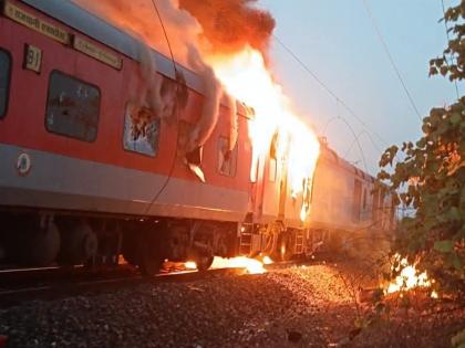 fire broke out in AC coach B-1 of Rajdhani Express C&W van on its way to the scene overturned leaving more than 5 staff seriously injured | राजधानी एक्सप्रेस के एसी कोच बी-1 में लगी आग, घटनास्थल पर जा रही C&W की वैन पलटी, 5 से अधिक स्टाफ को आई गंभीर चोट fire broke out in AC coach B-1 of Rajdhani Express C&W van on its way to the scene overturned leaving more than 5 staff seriously injured | राजधानी एक्सप्रेस के एसी कोच बी-1 में लगी आग, घटनास्थल पर जा रही C&W की वैन पलटी, 5 से अधिक स्टाफ को आई गंभीर चोट