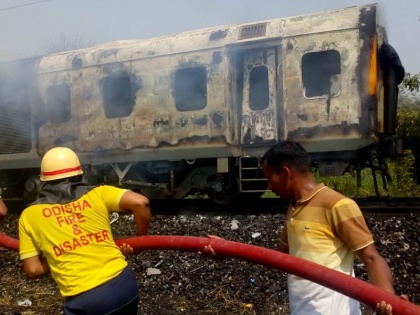 Fire broke out in generator car of New Delhi-Bhubaneswar Rajdhani Express in Odisha | नई दिल्ली-भुननेश्वर राजधानी एक्सप्रेस के जनरेटर कार ने पकड़ी आग, टला बड़ा हादसा