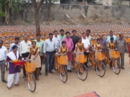 bjp mp ramcharan bohra distributed 2000 cycles amongst students mp ramcharan bohra distributed 2000 cycles amongst students | स्कूली बच्चों को मिला भगवा तोहफा, सांसद ने बांटीं 2000 केसरिया साइकिल