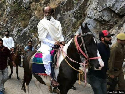 Rajinikanth set out on a spiritual journey after returning from Dubai will visit Kedarnath-Badrinath Baba watch video | दुबई से लौटने के बाद आध्यात्मिक यात्रा पर निकले रजनीकांत, केदारनाथ-बद्रीनाथ बाबा के करेंगे दर्शन; देखें वीडियो Rajinikanth set out on a spiritual journey after returning from Dubai will visit Kedarnath-Badrinath Baba watch video | दुबई से लौटने के बाद आध्यात्मिक यात्रा पर निकले रजनीकांत, केदारनाथ-बद्रीनाथ बाबा के करेंगे दर्शन; देखें वीडियो