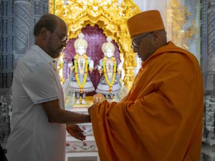 Rajinikanth reached the temple after getting golden visa from UAE government visited the first Hindu temple of Abu Dhabi see photos | UAE सरकार से गोल्डन वीजा मिलने के बाद मंदिर पहुंचे रजनीकांत, अबू धाबी के पहले हिंदू मंदिर के किए दर्शन; देखें
