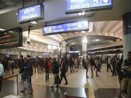 Delhi: Group chants ‘goli maaro’ slogan at Rajiv Chowk metro station VIDEO viral | दिल्ली हिंसा पर विवादों के बीच राजीव चौक मेट्रो स्टेशन पर लगे ''गोली मारो'' के नारे, 6 हिरासत में, देखें वीडियो