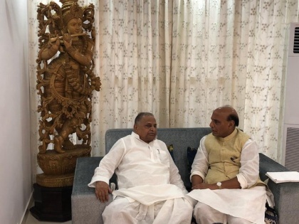 Rajnath Singh today met former UP CM Mulayam Singh Yadav at residence in Lucknow | चुनावी व्यस्तता के बीच मुलायम सिंह यादव से मिले राजनाथ सिंह, ट्वीट कर कही ये बात