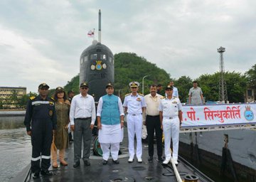 Defense Minister Rajnath Singh visited the battleship 'INS Shivalik', given the instructions | रक्षामंत्री राजनाथ सिंह ने किया युद्धपोत ‘आईएनएस शिवालिक’ का दौरा, दिए ये निर्देश
