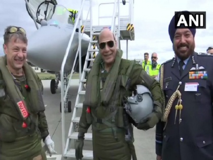 Rafale jet carrying Defence Minister Rajnath Singh takes off for a sortie watch video | वीडियो: देश के पहले राफेल में 30 मिनट तक उड़े राजनाथ सिंह, कहा- 'अनोखा लम्हा, नहीं सोचा था ऐसा दिन आयेगा'
