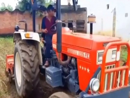 bollywood actor rajpal yadav share video on instagram goes viral | VIDEO: ट्रैक्टर लेकर खेतों में नजर आए राजपाल यादव, फैंस का रिएक्शन आया सामने