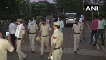 Rebel Congress MLAs reach hotel, Rajasthan Police, Haryana Police stopped at gate; Entry received after a long time | बागी कांग्रेस विधायकों के होटल पहुंची राजस्थान पुलिस, हरियाणा पुलिस ने गेट पर रोका; काफी देर बाद मिली एंट्री