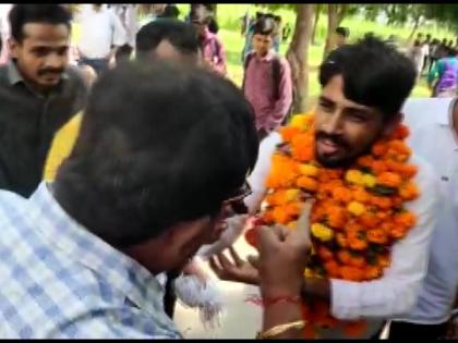 Rajasthan Principal of Dayanand College attacked by students' union president after opposed birthday celebration | छात्रसंघ अध्यक्ष ने कॉलेज कैंपस में प्रिंसिपल को जड़ा थप्पड़, जन्मदिन को लेकर हुआ सारा विवाद