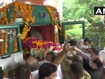 Delhi Mortal remains of Rajya Sabha MP Amar Singh being taken to a crematorium from his Chhatarpur residence | कई राज दफन, अंतिम यात्रा पर निकले अमर सिंह, नेताओं, रिश्तेदारों ने दी श्रद्धांजलि