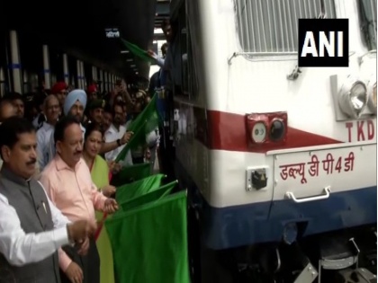 Kargil Vijay Diwas: Dr Harsh Vardhan flagged off vinyl wrapped rake commemorating train today at New Delhi Railway Station | करगिल युद्ध के सैनिकों के शौर्य की याद में पहली ट्रेन रवाना, भारतीय सेना के पराक्रम को कर रही बयां