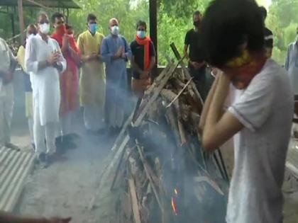 Jammu and Kashmir: BJP leader Rakesh Pandita cremated police says no one go out without security | जम्मू-कश्मीर: भाजपा नेता राकेश पंडिता का हुआ अंतिम संस्कार, पुलिस ने कहा- अब कोई बगैर सुरक्षा बाहर नहीं निकले