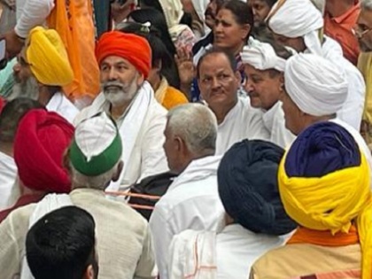 Wrestlers' protest: Farmer leader Rakesh Tikait reaches Jantar Mantar with skm leaders, demands WFI chief’s Brij Bhusan Singh arrest | दिल्ली: जंतर-मंतर पर पहलवानों के साथ किसानों का लगा जमावड़ा, राकेश टिकैत पहुंचे, बृजभूषण शरण सिंह की गिरफ्तारी की मांग