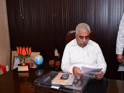 Uttar Pradesh: Minister Rakesh Sachan, convicted in Arms Act, embroiled in a new controversy | उत्तर प्रदेश: आर्म्स एक्ट में दोषी साबित हो चुके मंत्री राकेश सचान नए विवाद में घिरे  