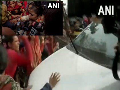 Kanjhawala incident people protest outside Sultapuri police station attack on Rakhi Birla car | कंझावला घटनाः गुस्साए लोगों का सुल्तापुरी पुलिस स्टेशन के बाहर प्रदर्शन, विधानसभा की डिप्टी स्पीकर राखी बिड़ला की गाड़ी पर किया हमला