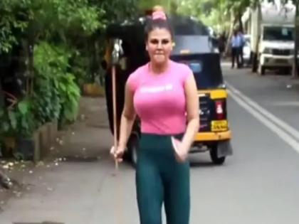 Rakhi sawant does javelin throw on the street like neeraj chopra video goes viral on social media | बीच सड़क पर मजेदार अंदाज में भाला फेंकती नजर आई राखी सावंत, लोगों ने कहा- अगले ओलंपिक में यही जाएंगी, वीडियो वायरल