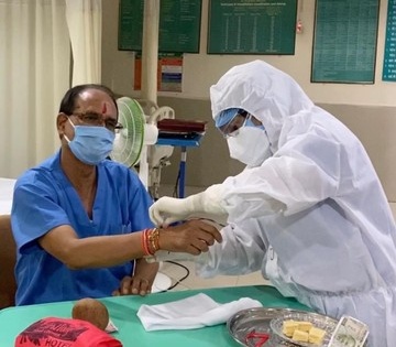 Raksha Bandhan: Nurse tied Rakhi in Madhya Pradesh CM Shivraj Singh Chauhan in hospital | Raksha Bandhan: मध्य प्रदेश के सीएम शिवराज सिंह चौहान को अस्पताल में नर्स ने बांधी राखी