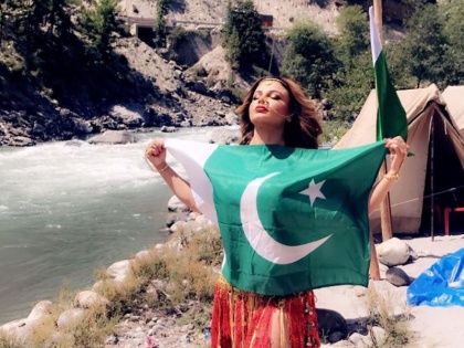 rakhi sawant post her photo with Pakistani flag | पाकिस्तानी झंडे को शरीर में लपेटकर पोज देती दिखीं राखी सावंत, फैंन्स बोले-तू नहीं सुधरेगी