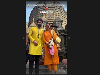 Rakul Preet Singh paid obeisance at Kamakhya temple with husband Jackky Bhagnani couple absorbed in devotion after marriage | रकुल प्रीत सिंह ने पति जैकी भगनानी के साथ कामाख्या मंदिर में टेका माथा, शादी के बाद भक्ति में लीन हुआ कपल