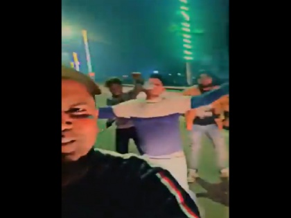 viral video Drunkards dancing on elevated road spilling jam dance video on film song goes viral | एलिवेटेड रोड पर झूमकर नाचे शराबी, जाम छलकाते हुए फिल्मी गाने पर डांस वीडियो वायरल